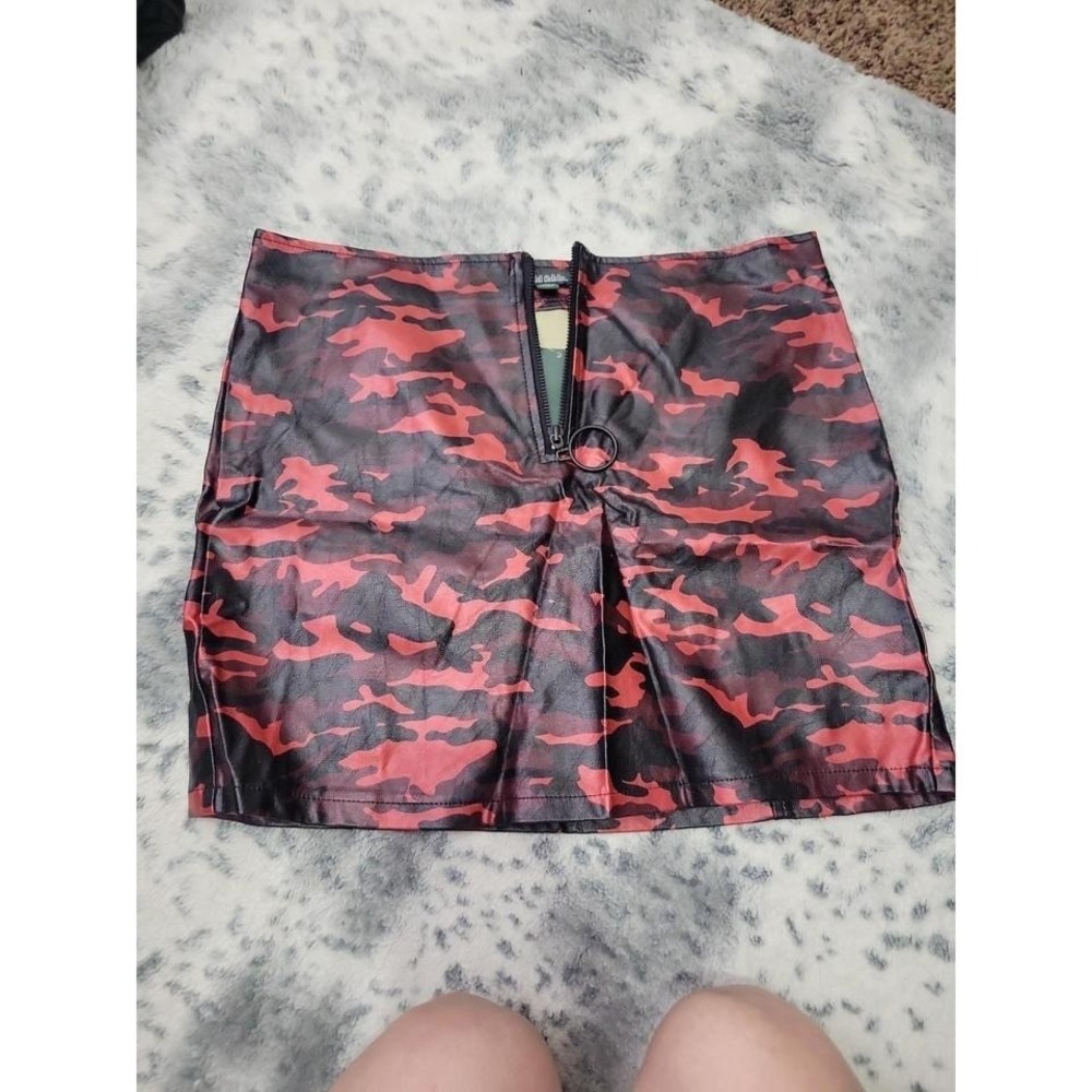 Wild Fable Red Black Camo Faux Leather O-Ring Zip Front Mini Skirt Womens Medium